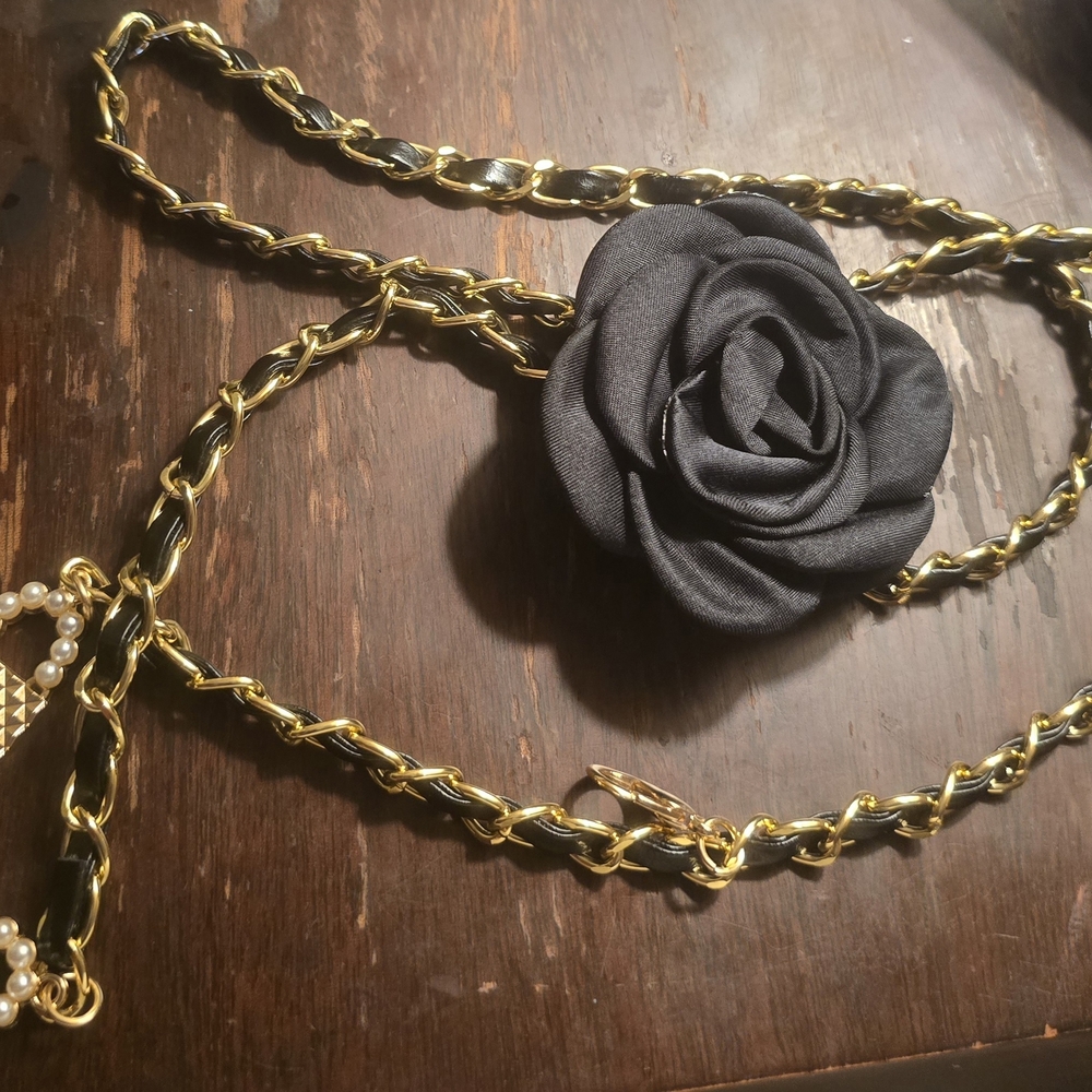 Fashion Jewelry Black and Gold Tone Belt with Elegant Camellia Design - Picture 1 of 2